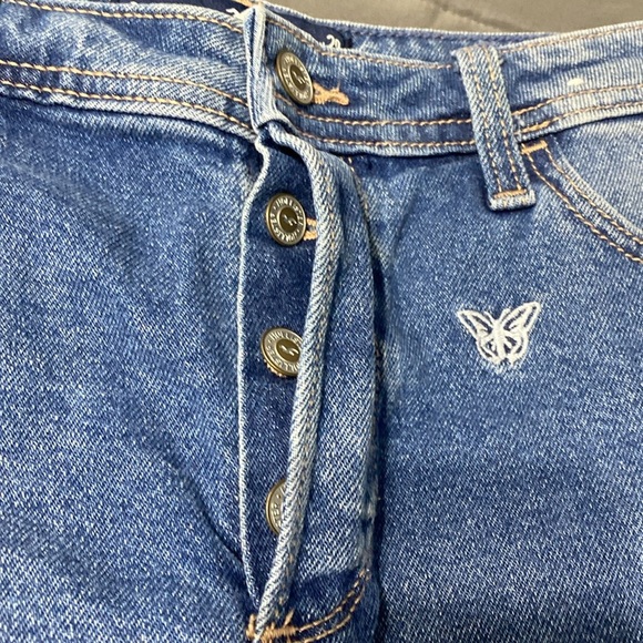 Hollister Curvy Ultra High-Rise Mom Short. Size 9 - Picture 4 of 5